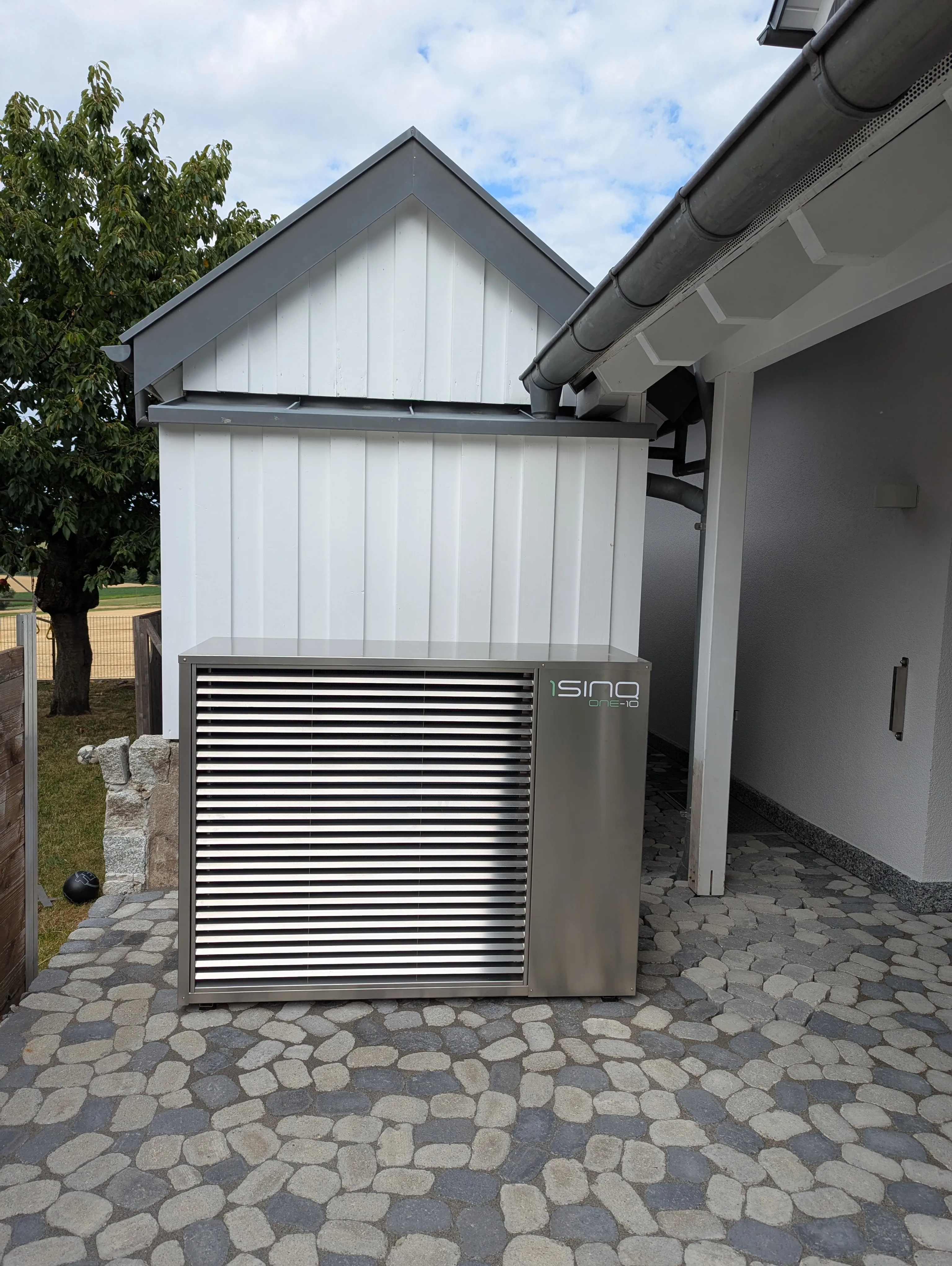 1sinq one10 vor dem haus
