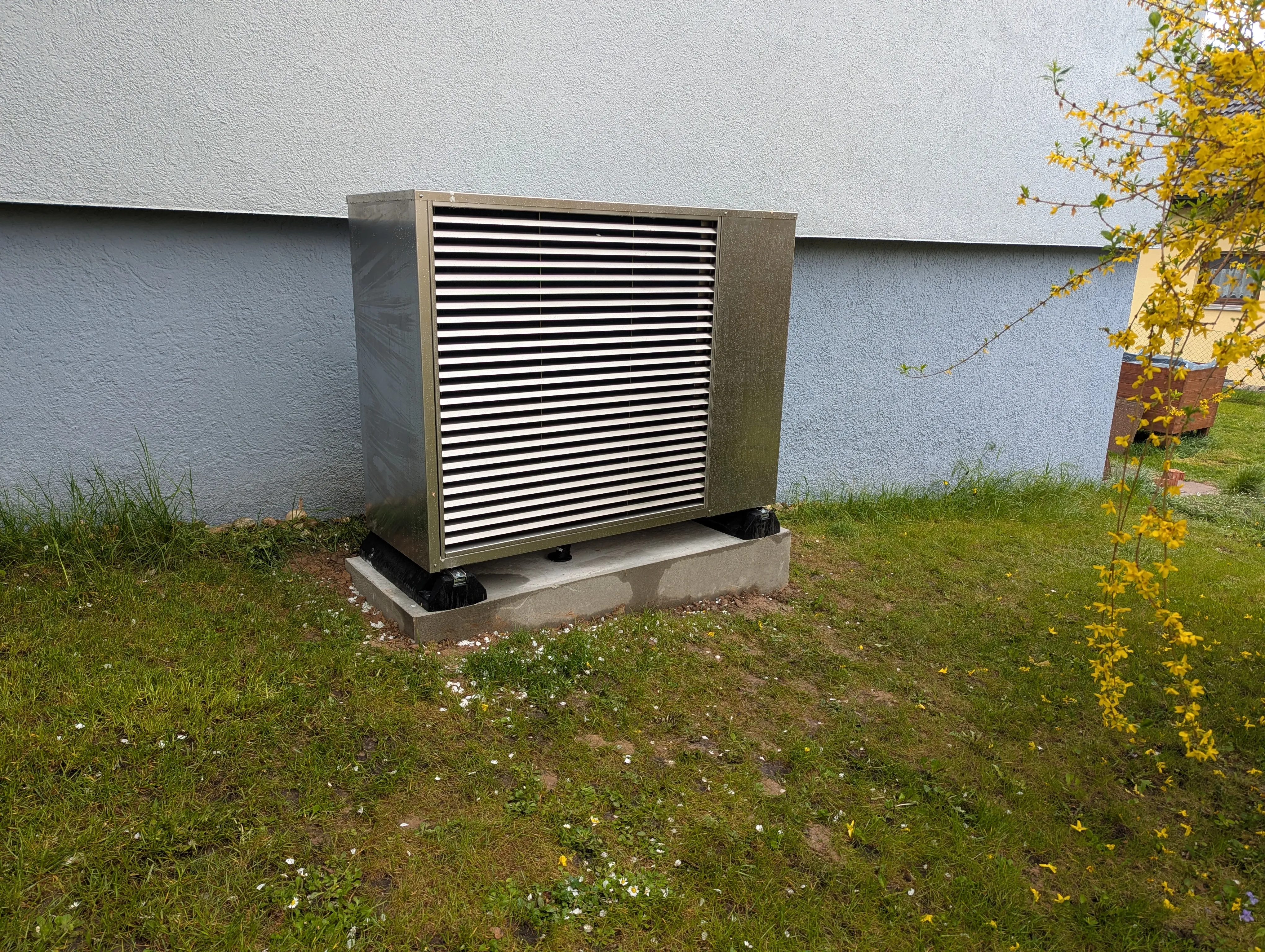 1sinq waermepumpe an der hauswand