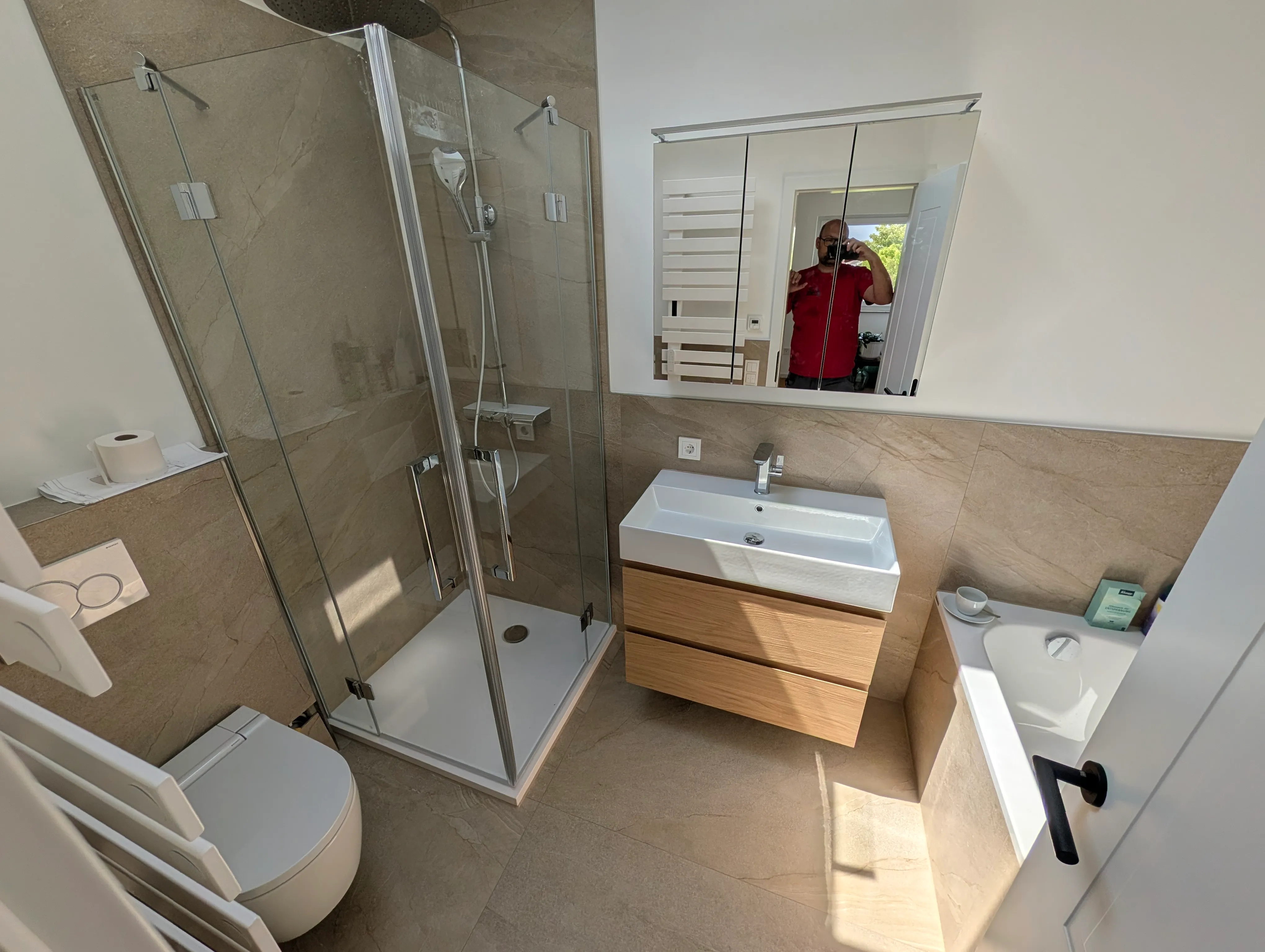 Bad mit eckdusche und waschtisch