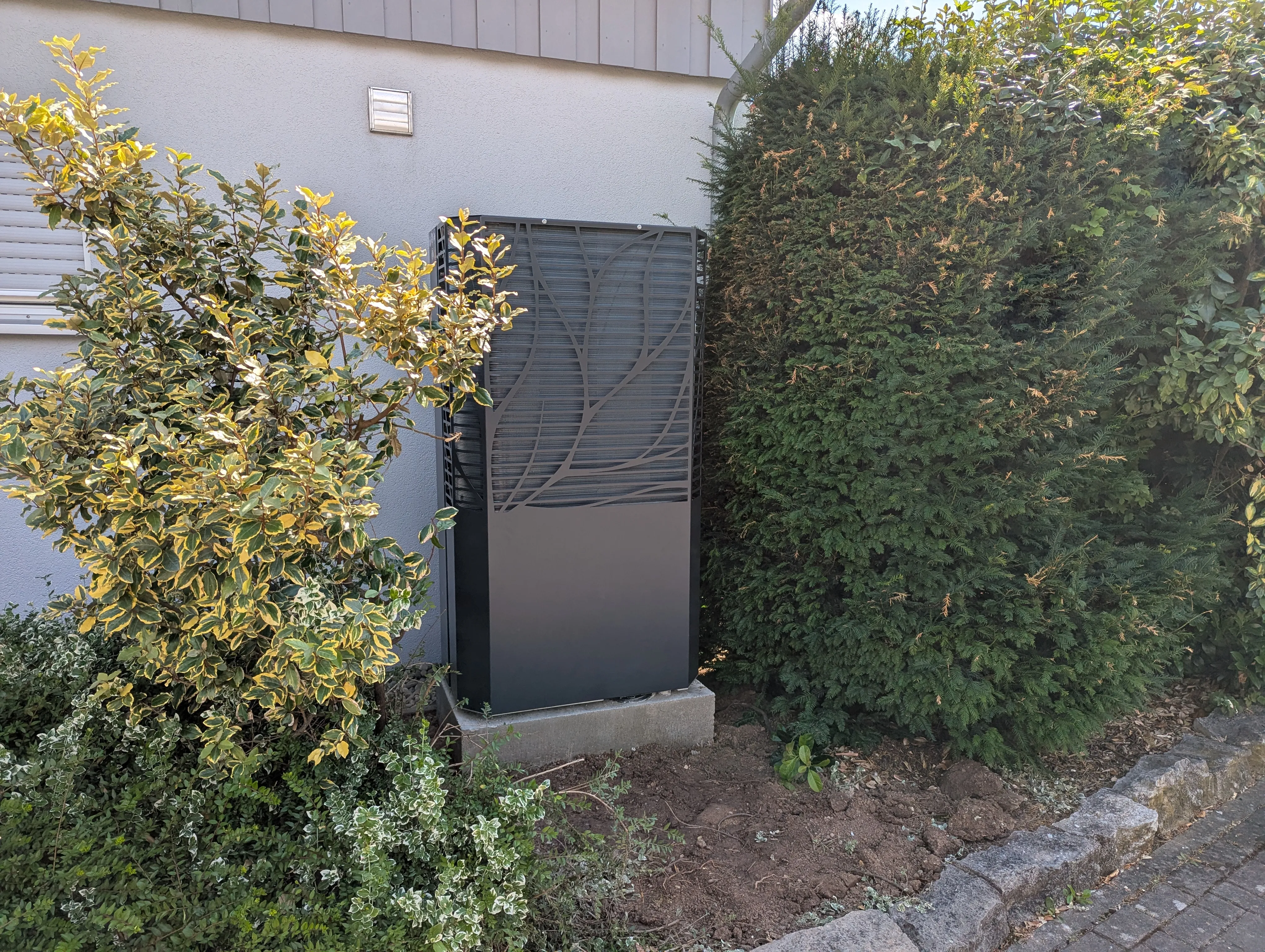 Lambda waermepumpe an der hecke