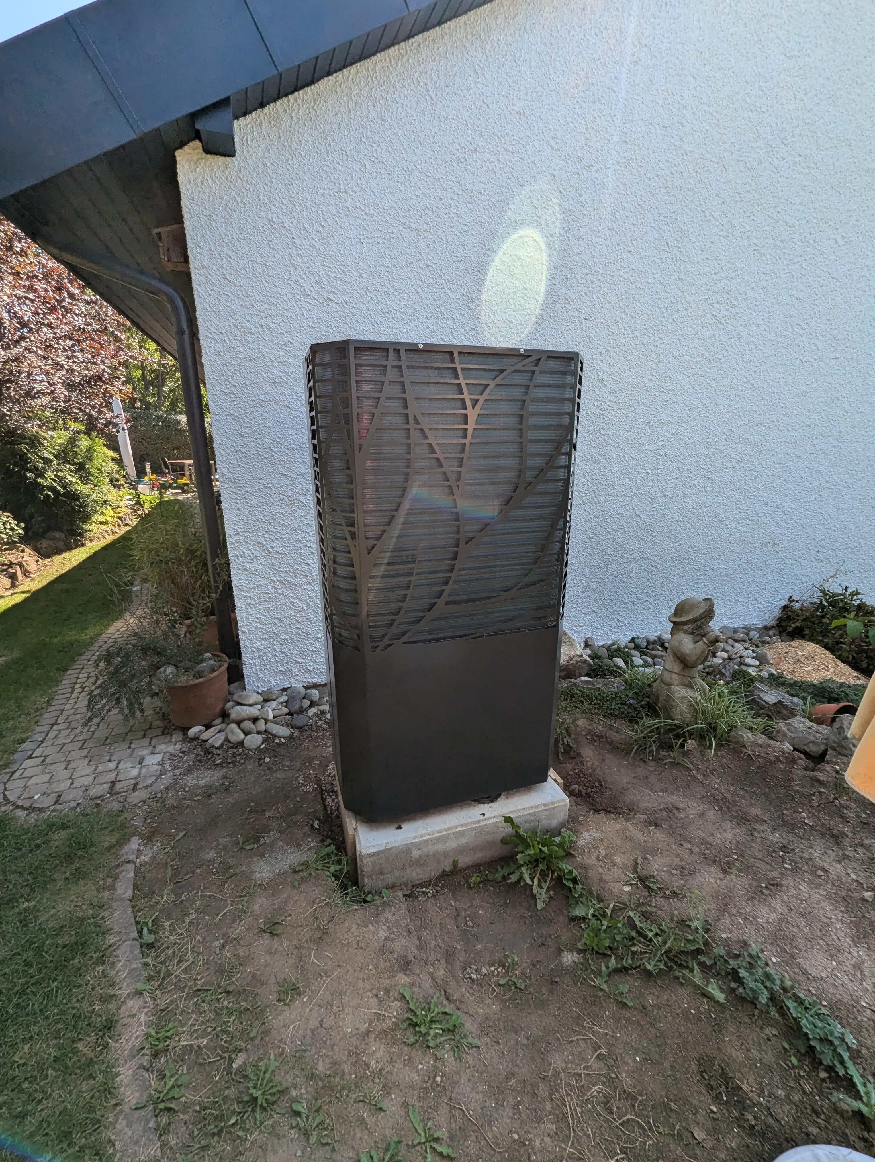 Lambda waermepumpe neben dem haus