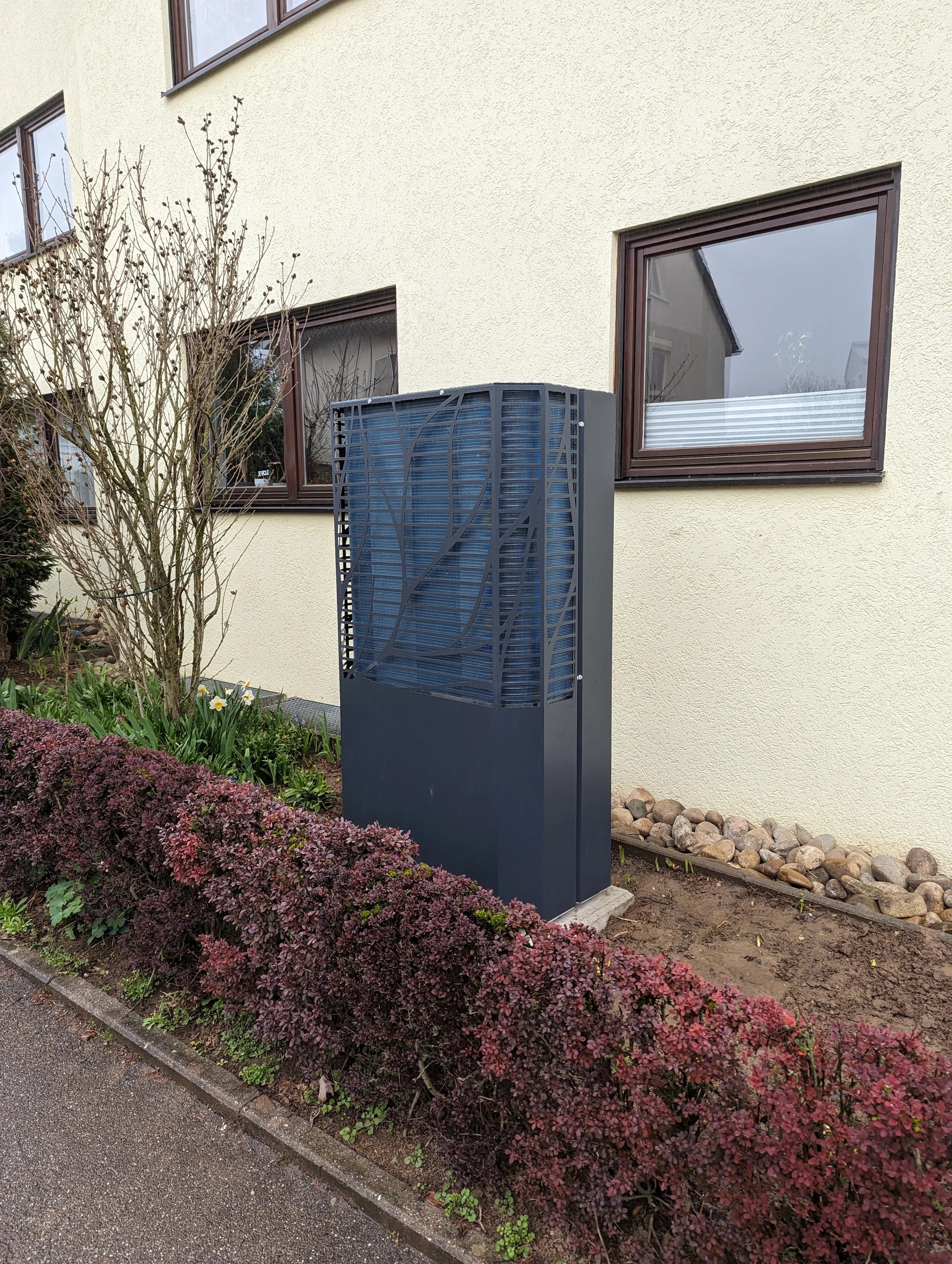 Lambda waermepumpe vor dem haus