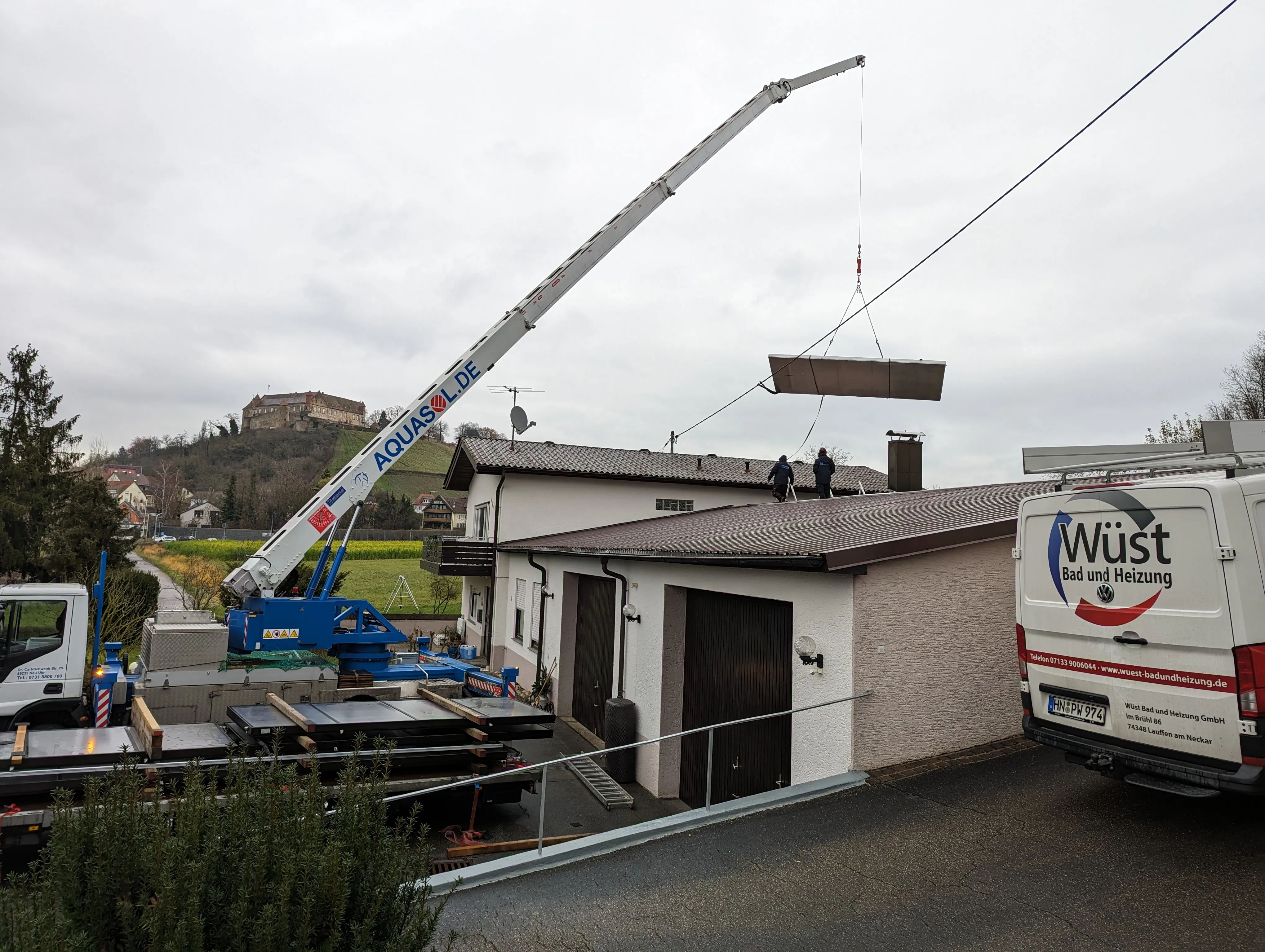 Solarkollektoren werden aufs dach gehoben